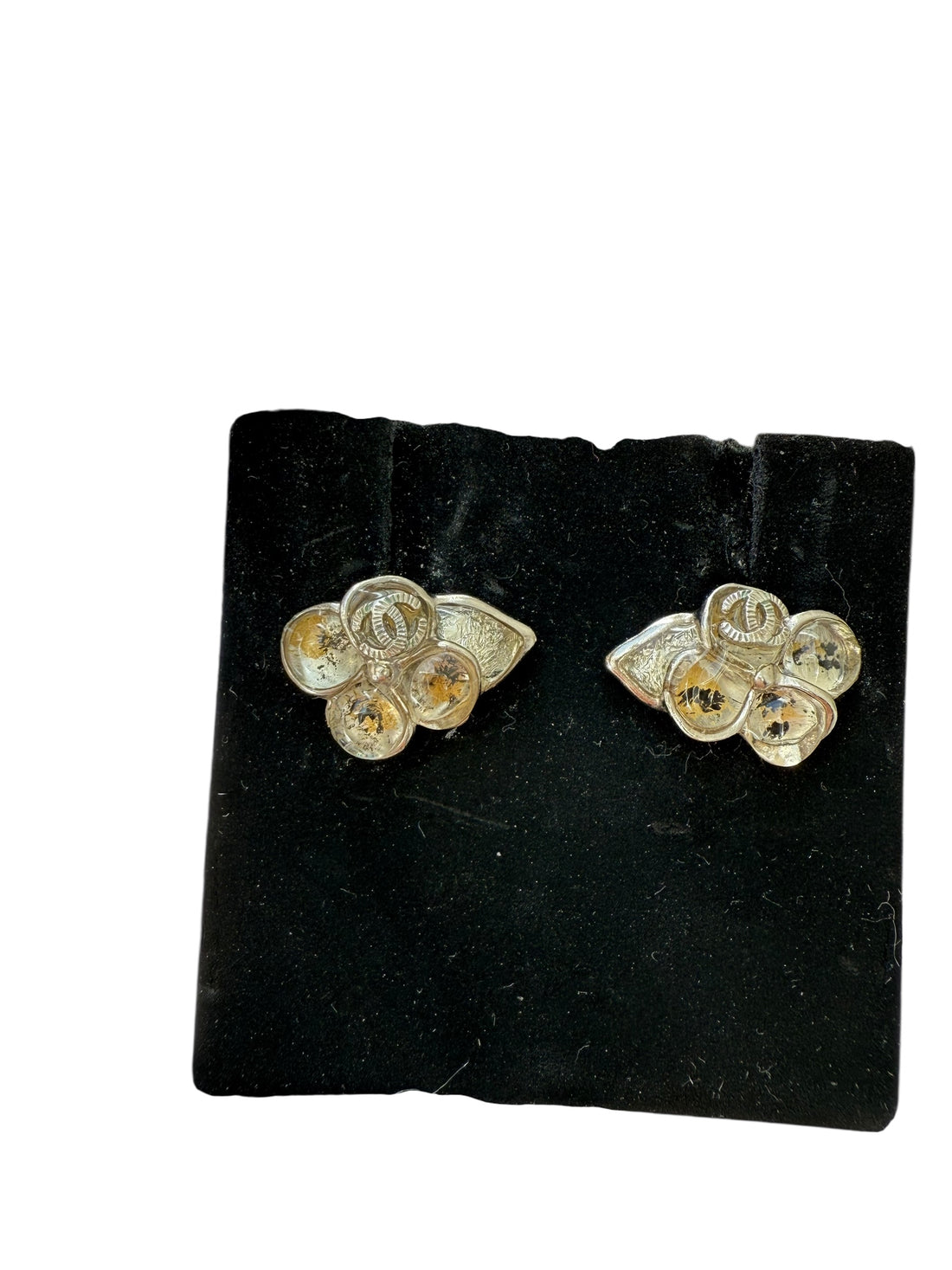 Chanel Ohrringe Flower CC aus goldfarbenem Metall. Mit Blütenstaub gefüllt. Limited Edition.