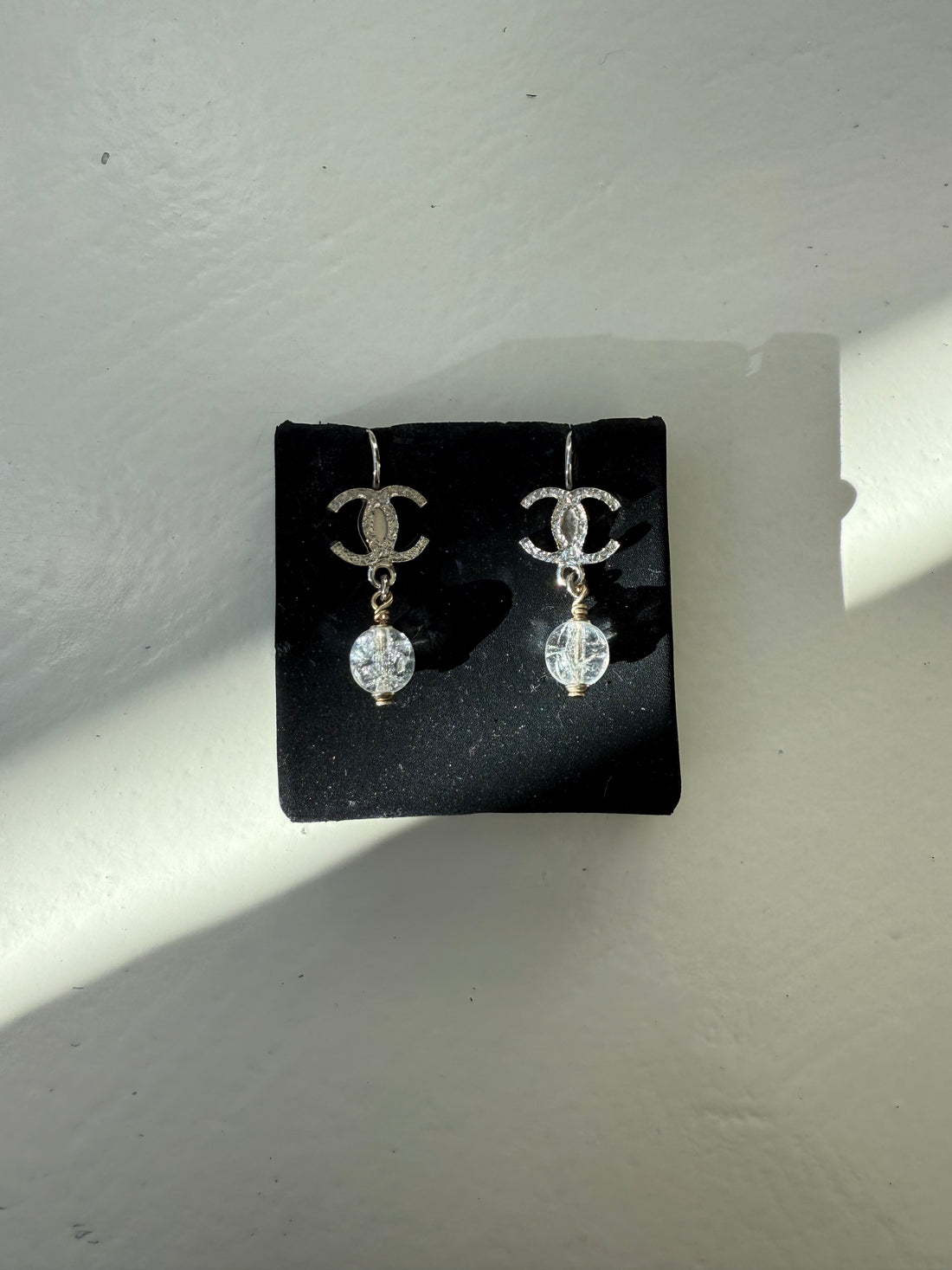 Chanel hängende Ohrringe aus silberfarbenem Metall und einer hängenden durchsichtigen Perle