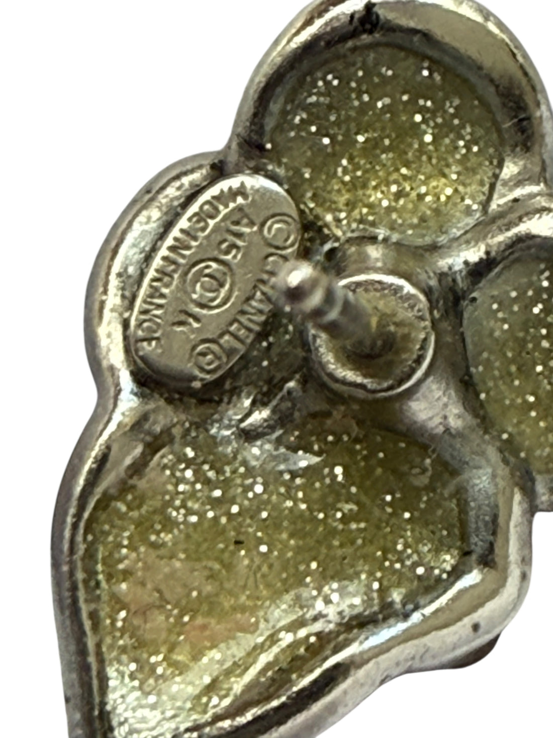 Chanel Ohrringe Flower CC aus goldfarbenem Metall. Mit Blütenstaub gefüllt. Limited Edition.