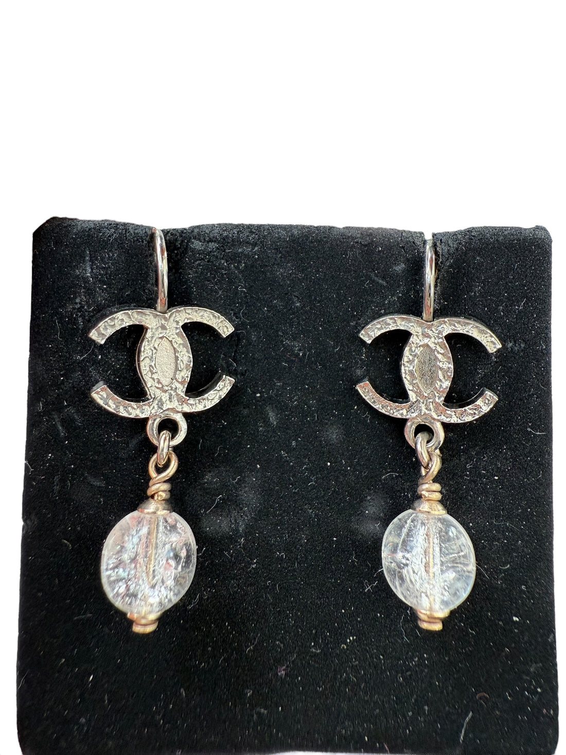Chanel hängende Ohrringe aus silberfarbenem Metall und einer hängenden durchsichtigen Perle
