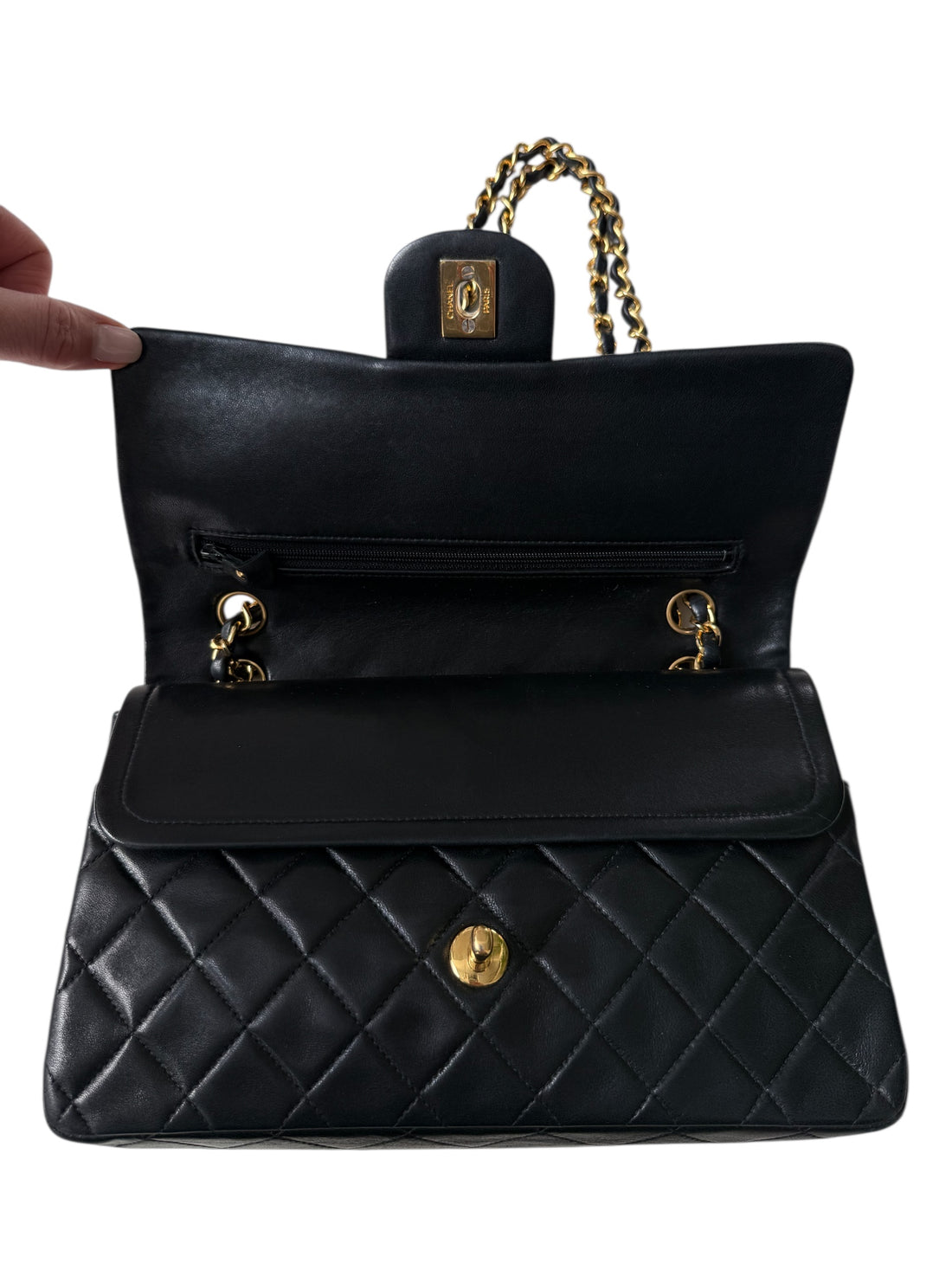 Chanel Medium Classic Double Flap Bag aus schwarzem Lammleder und goldfarbener Hardware