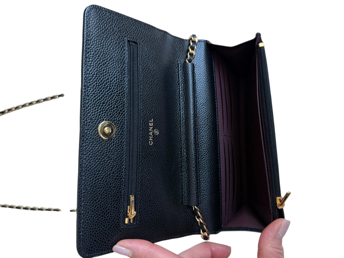 CHANEL WOC Wallet on Chain aus schwarzem genarbtem und glänzendem Kalbsleder und goldfarbener Hardware.