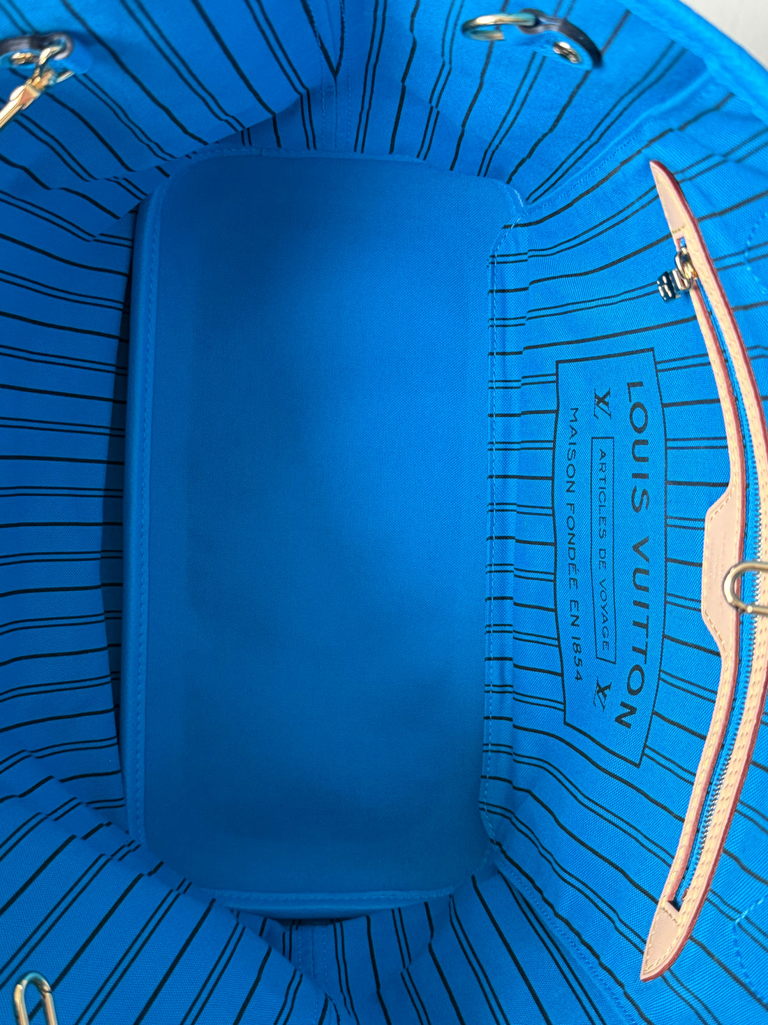 Louis Vuitton Neverfull Inside Out MM wendbare Variante mit Schulterriemen in der Farbe Gaston Blue