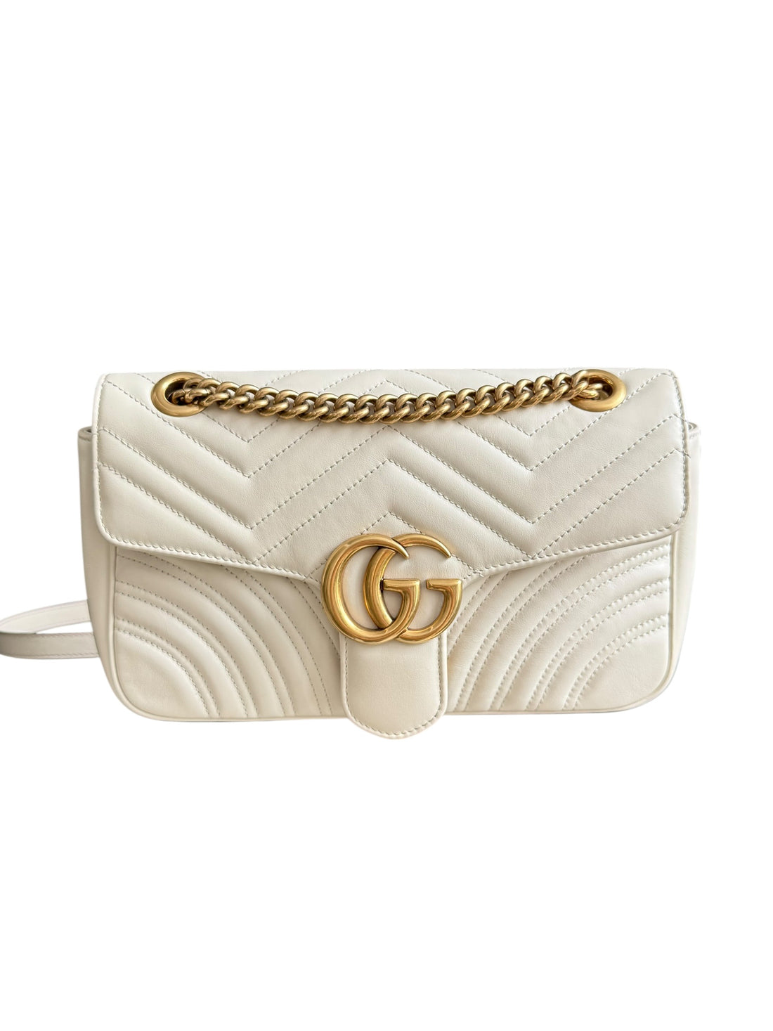 Gucci Marmont Schultertasche in der Farbe Creme mit goldfarbener Hardware.