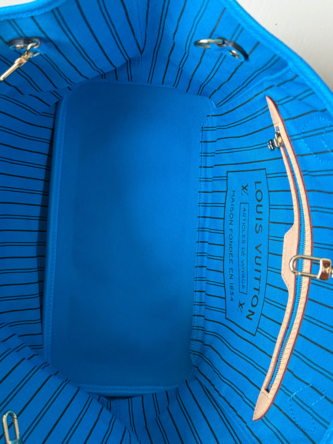 Louis Vuitton Neverfull Inside Out MM wendbare Variante mit Schulterriemen in der Farbe Gaston Blue