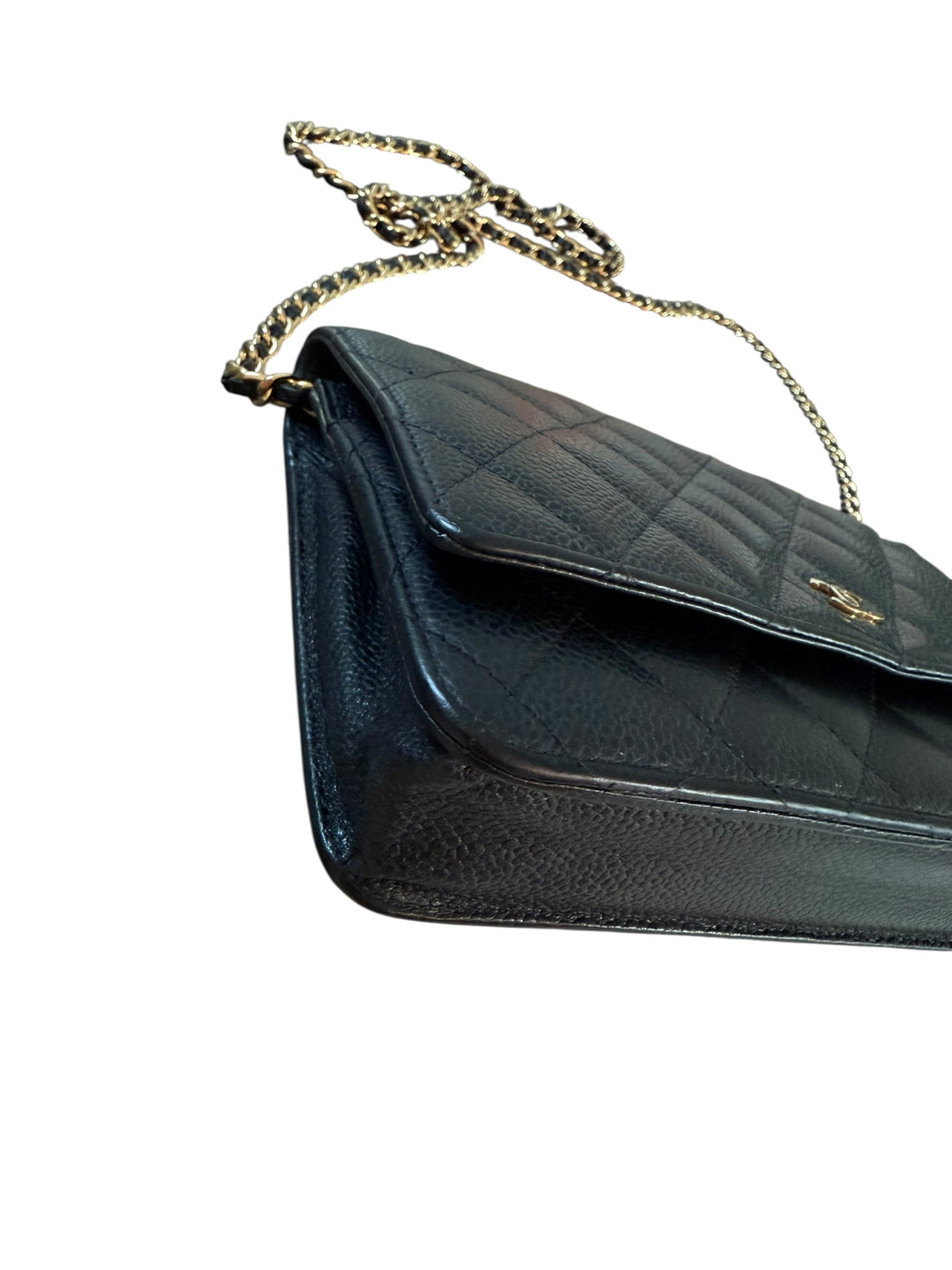 CHANEL WOC Wallet on Chain aus schwarzem Kaviarleder und goldfarbener Hardware.