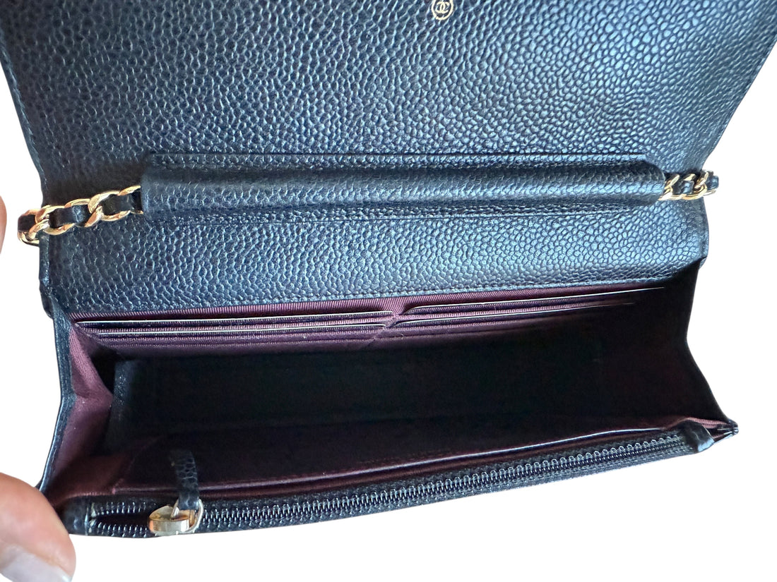 CHANEL WOC Wallet on Chain aus schwarzem Kaviarleder und goldfarbener Hardware.