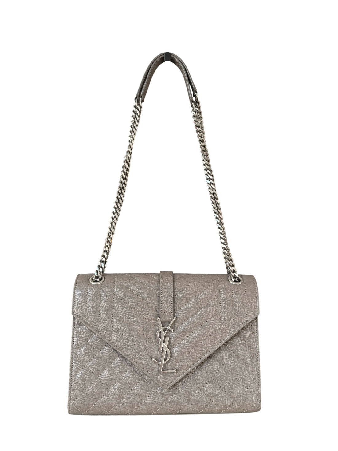 YSL Envelope Schultertasche aus Grain de Poudre-Leder Envelope Medium Mix Matelassé in der Farbe taupe/grau.