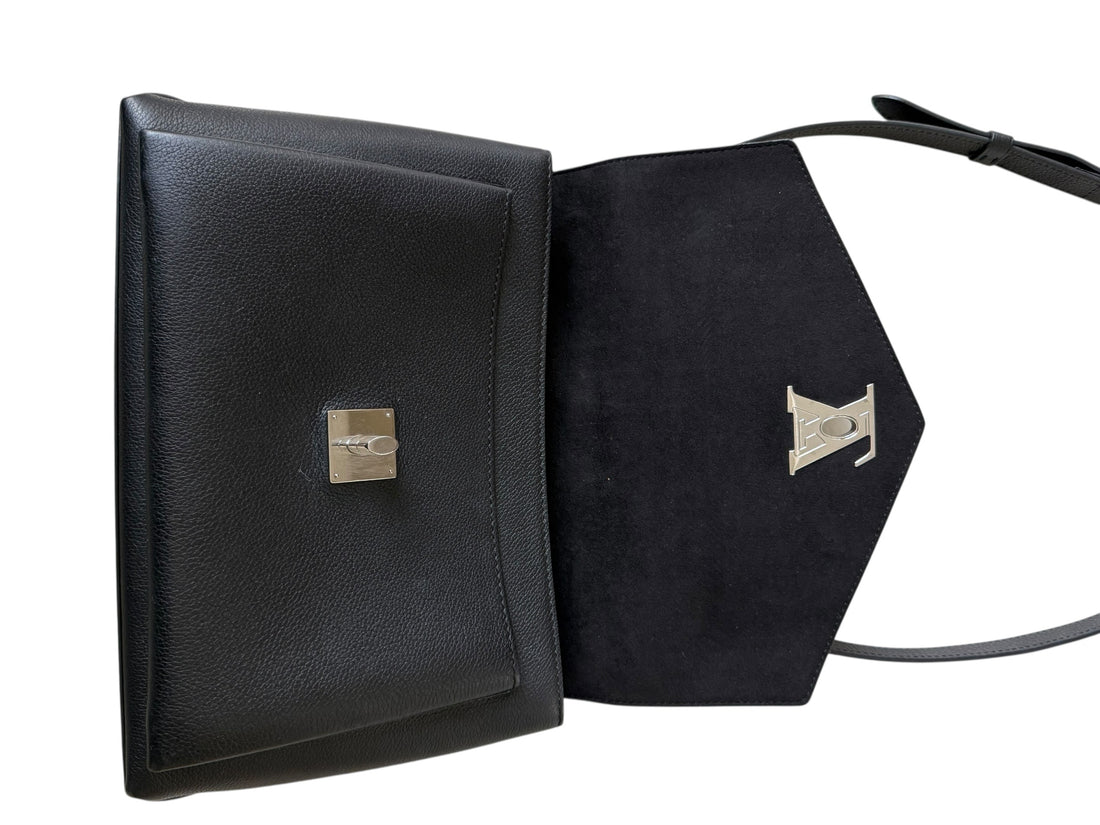 Louis Vuitton My LockMe aus genarbtem schwarzem Kalbsleder mit abnehm- und verstellbarem Schulterriemen