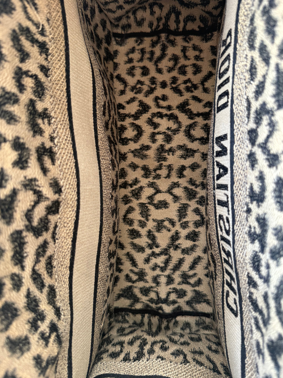 Christian Dior Tote Bag mit Leo Stickerei.