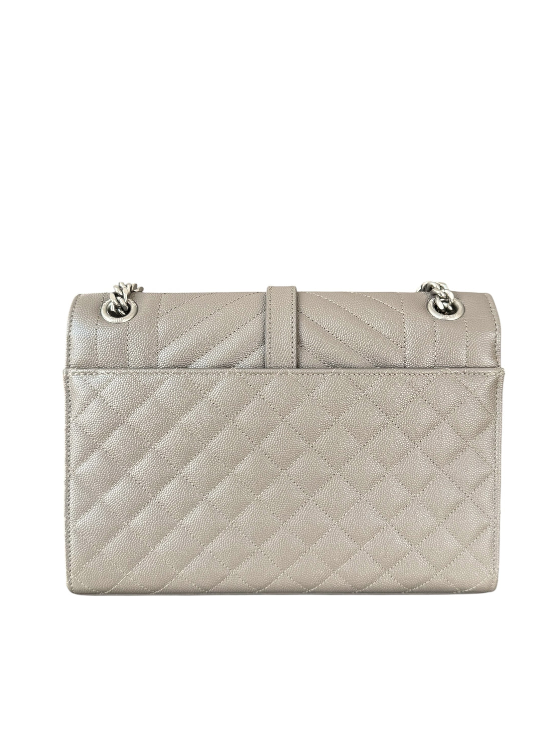 YSL Envelope Schultertasche aus Grain de Poudre-Leder Envelope Medium Mix Matelassé in der Farbe taupe/grau.