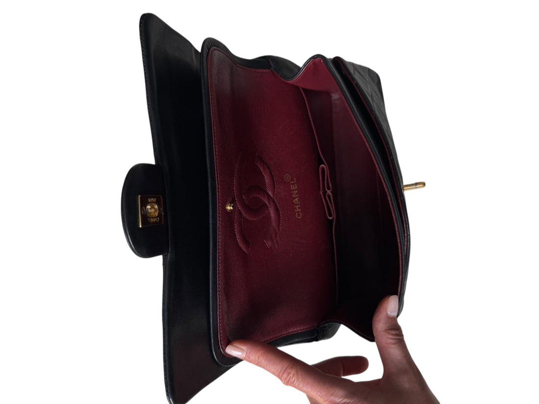 Chanel Medium Classic Double Flap Bag aus schwarzem Lammleder und goldfarbener Hardware