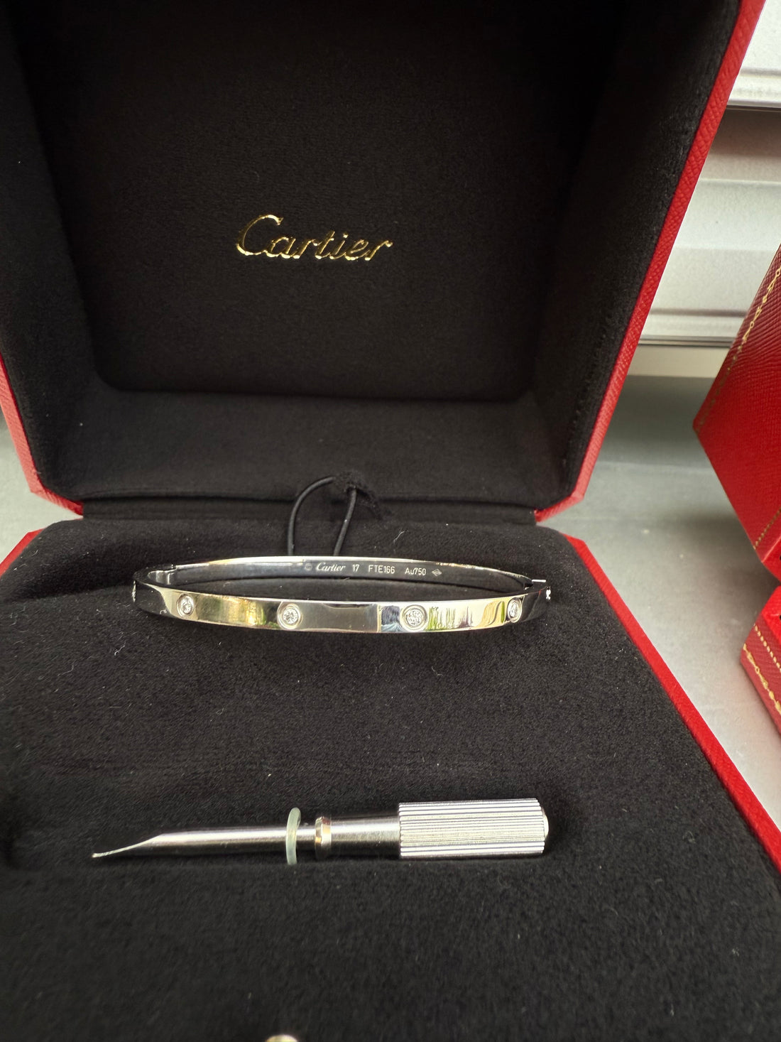 Cartier LOVE Bracelett Armreif mit 10 Diamanten Weissgold