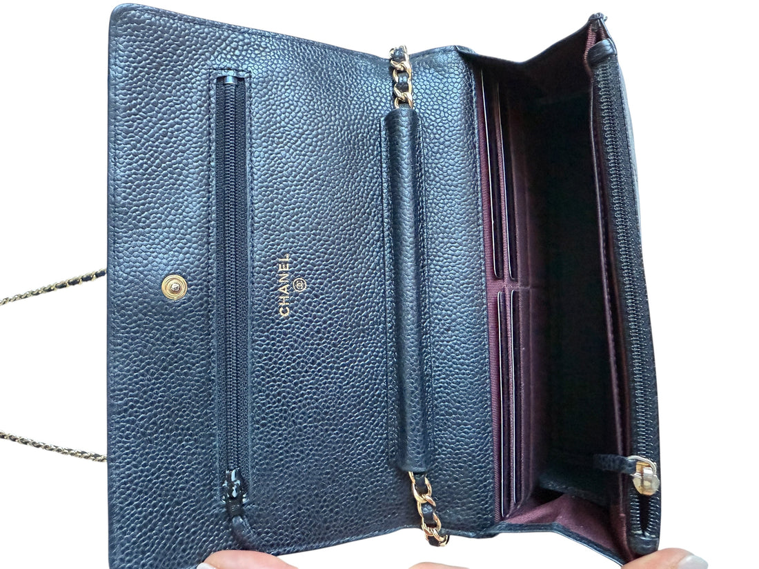 CHANEL WOC Wallet on Chain aus schwarzem Kaviarleder und goldfarbener Hardware.