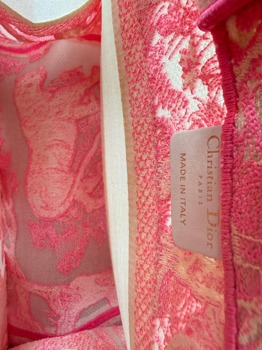 Christian Dior Tote Book small aus der Kollektion 2022 in der Farbe pink.