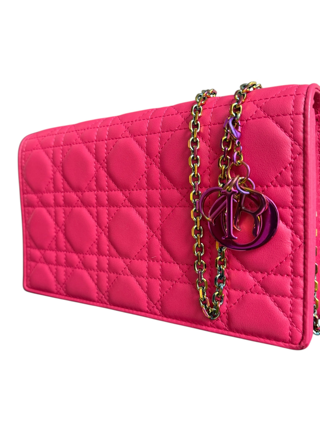 Dior Lady Pouch aus weichen Lammleder mit abnehmbarer Kette und Anhänger. Cannage Lammleder in der Farbe Pink.