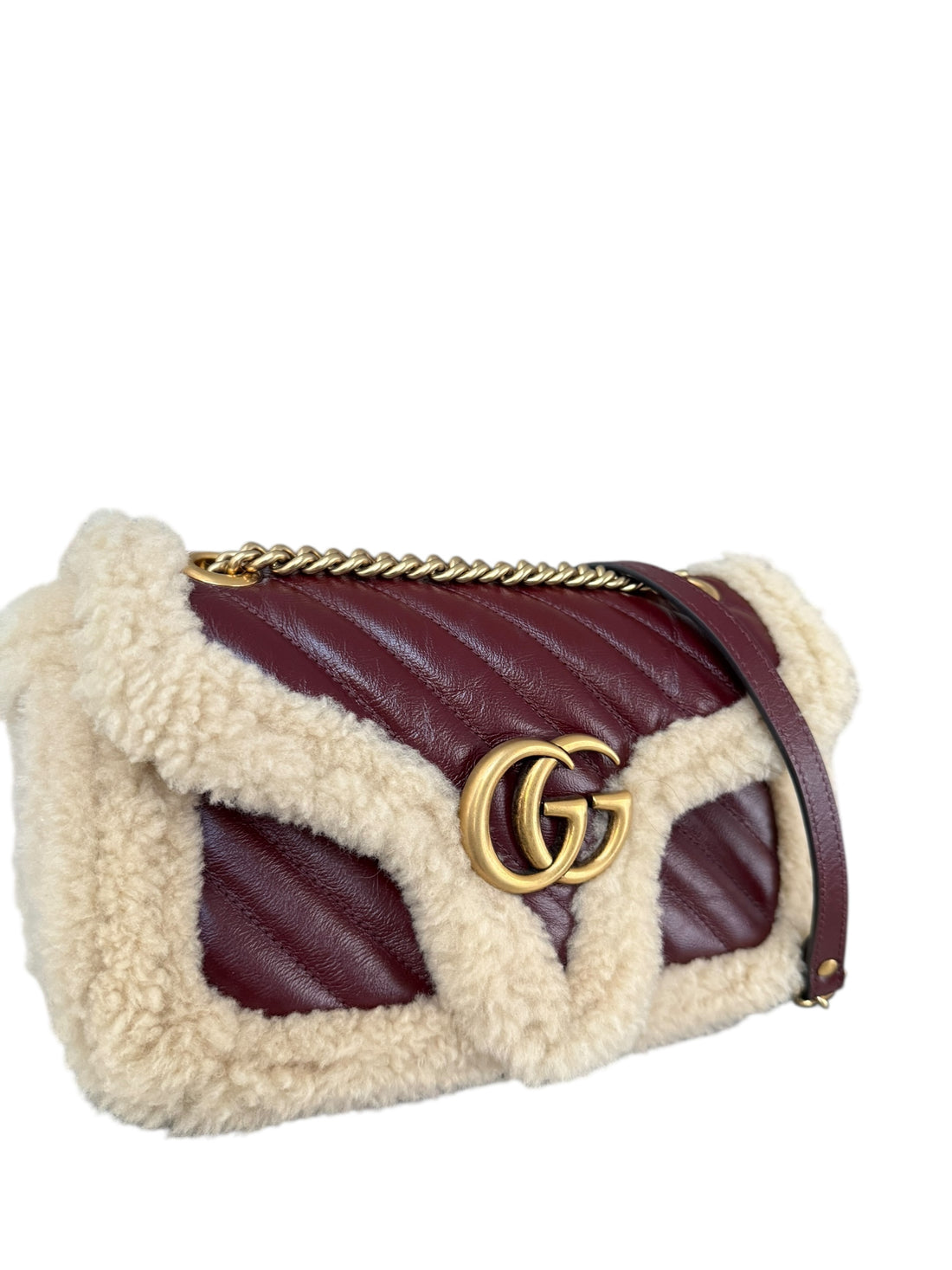 Gucci Marmont GG Schultertasche Shearling in bordeauxfarbenem Leder und Wollbesatz