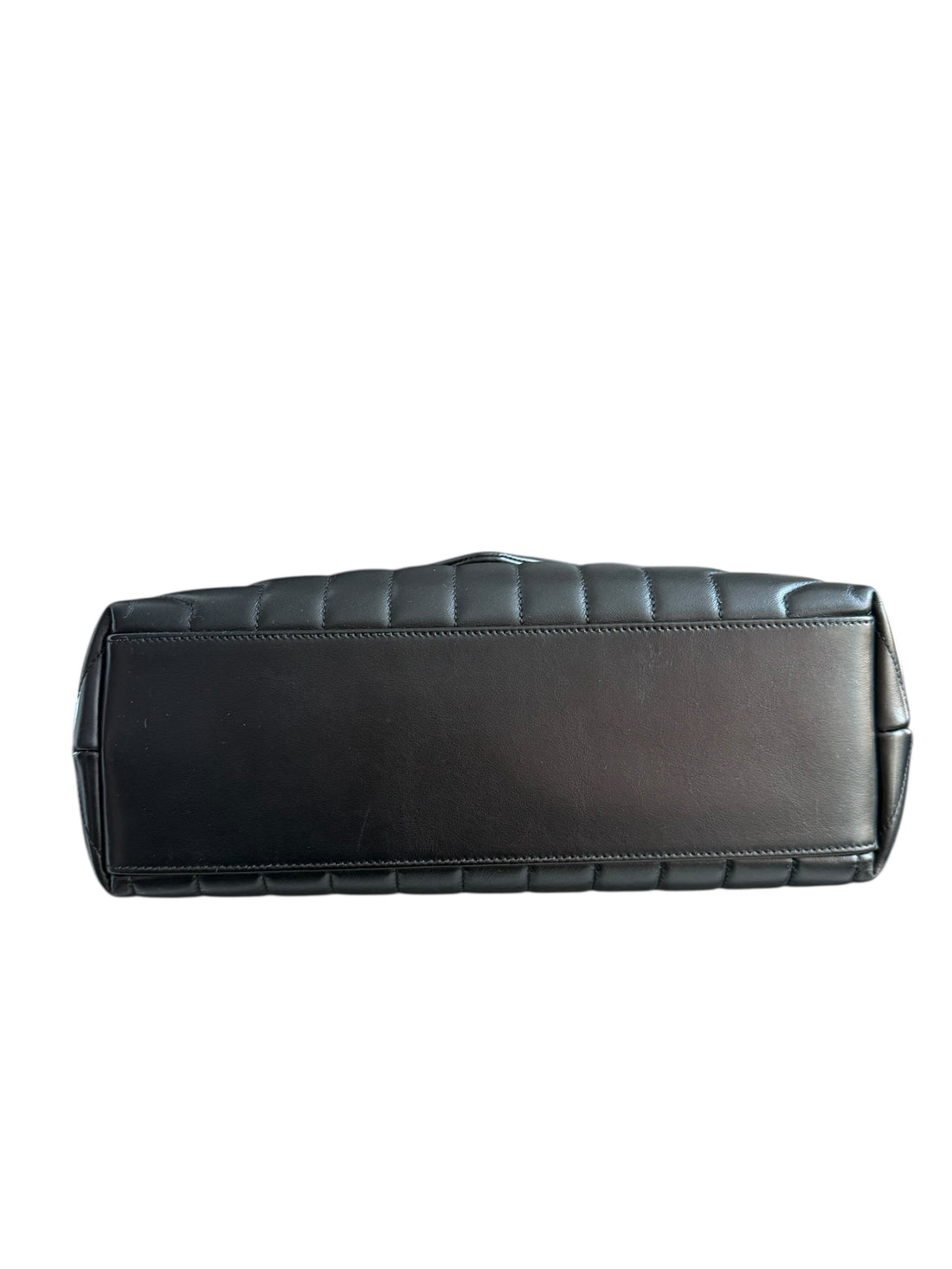 YSL Loulou Medium Tasche aus schwarzem Kalbsleder mit ineinandergreifenden YSL Initialen aus silberfarbenem Metall.