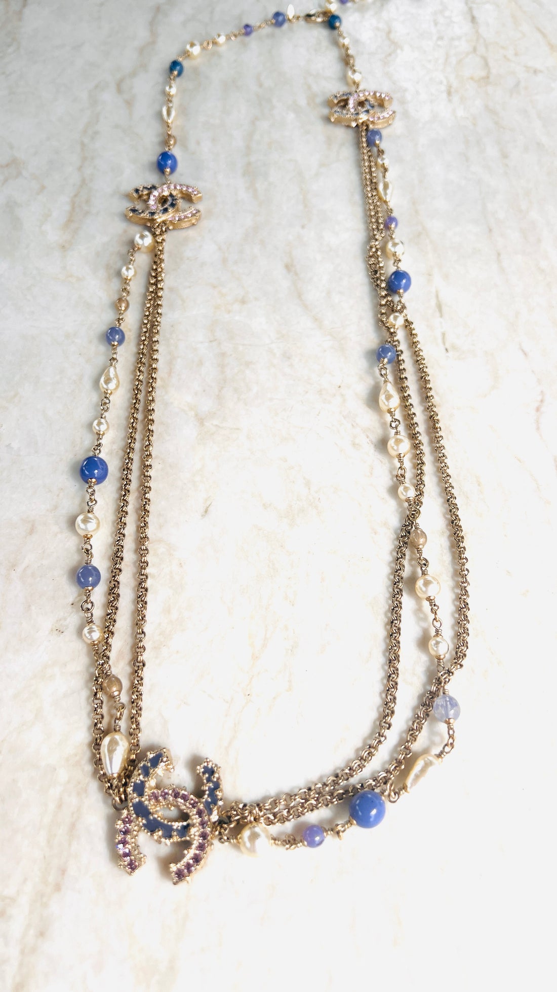 Chanel Kette Halskette mit Perlen und CC Logo