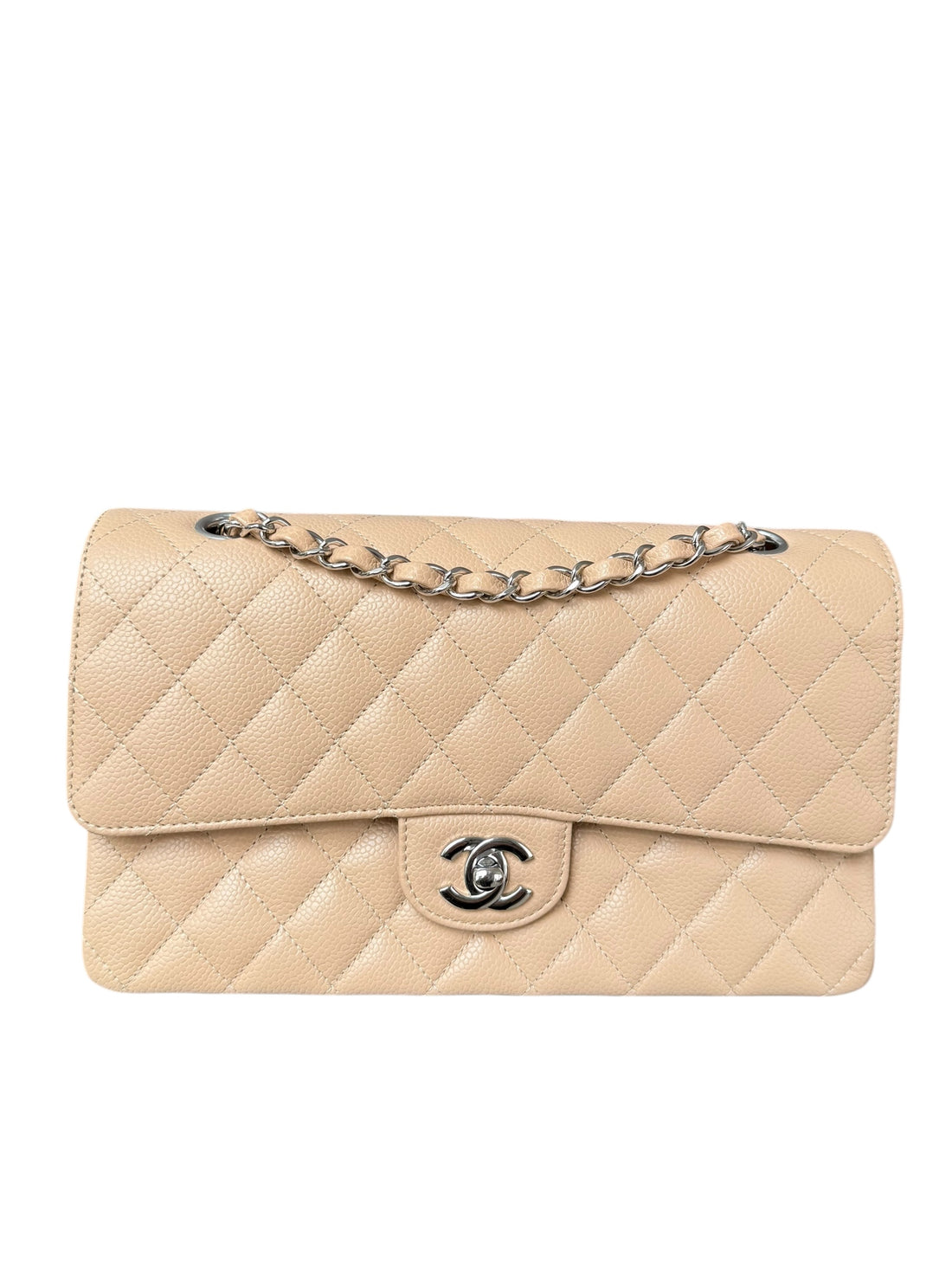 Chanel Classic Medium Double Flap Bag aus beigefarbenem Kaviar Leder und silberfarbener Hardware.