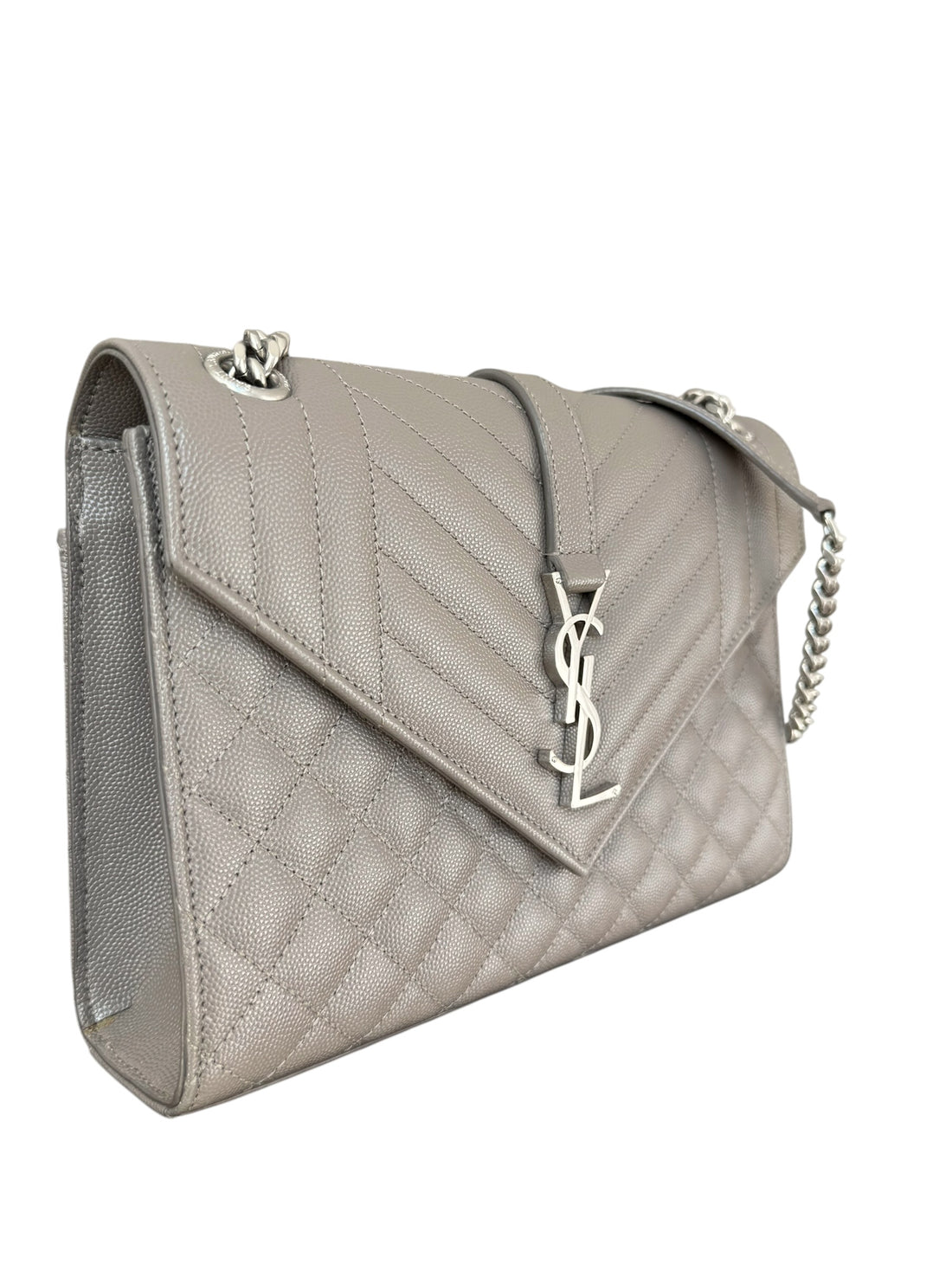 YSL Envelope Schultertasche aus Grain de Poudre-Leder Envelope Medium Mix Matelassé in der Farbe taupe/grau.