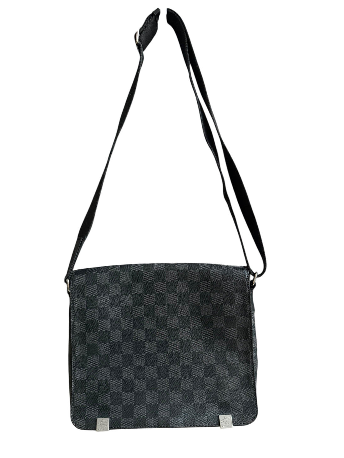 Louis Vuitton District in Damier Graphite mit verstellbarem Schulterriemen aus Jacquard.
