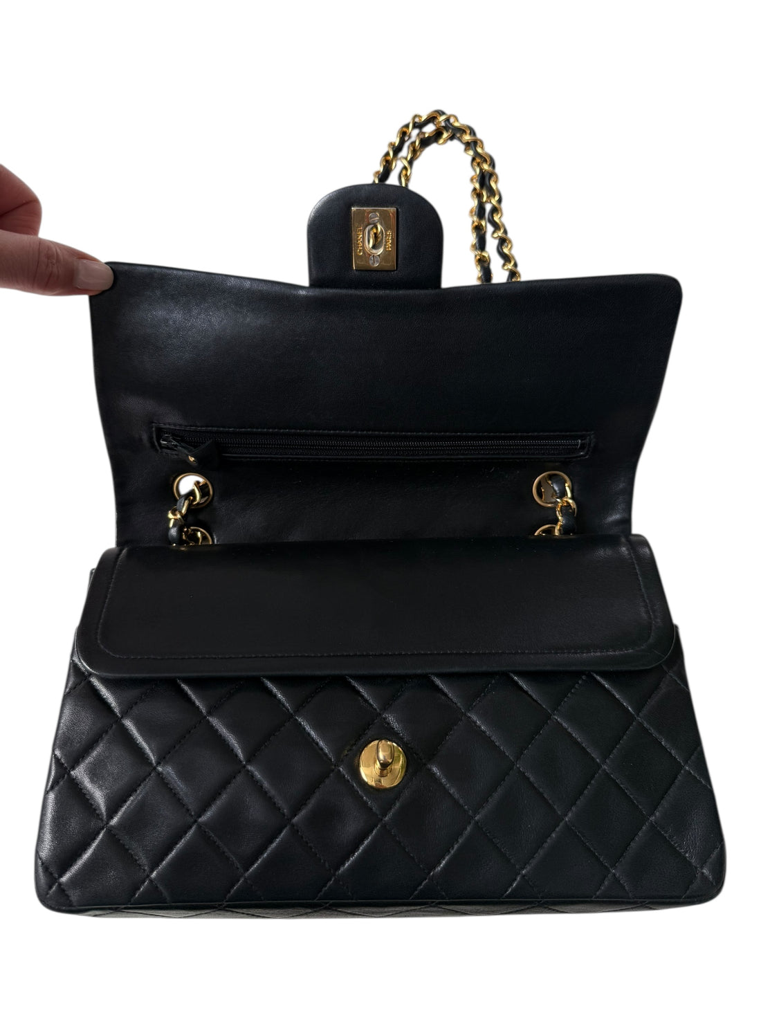 Chanel Medium Classic Double Flap Bag aus schwarzem Lammleder und goldfarbener Hardware