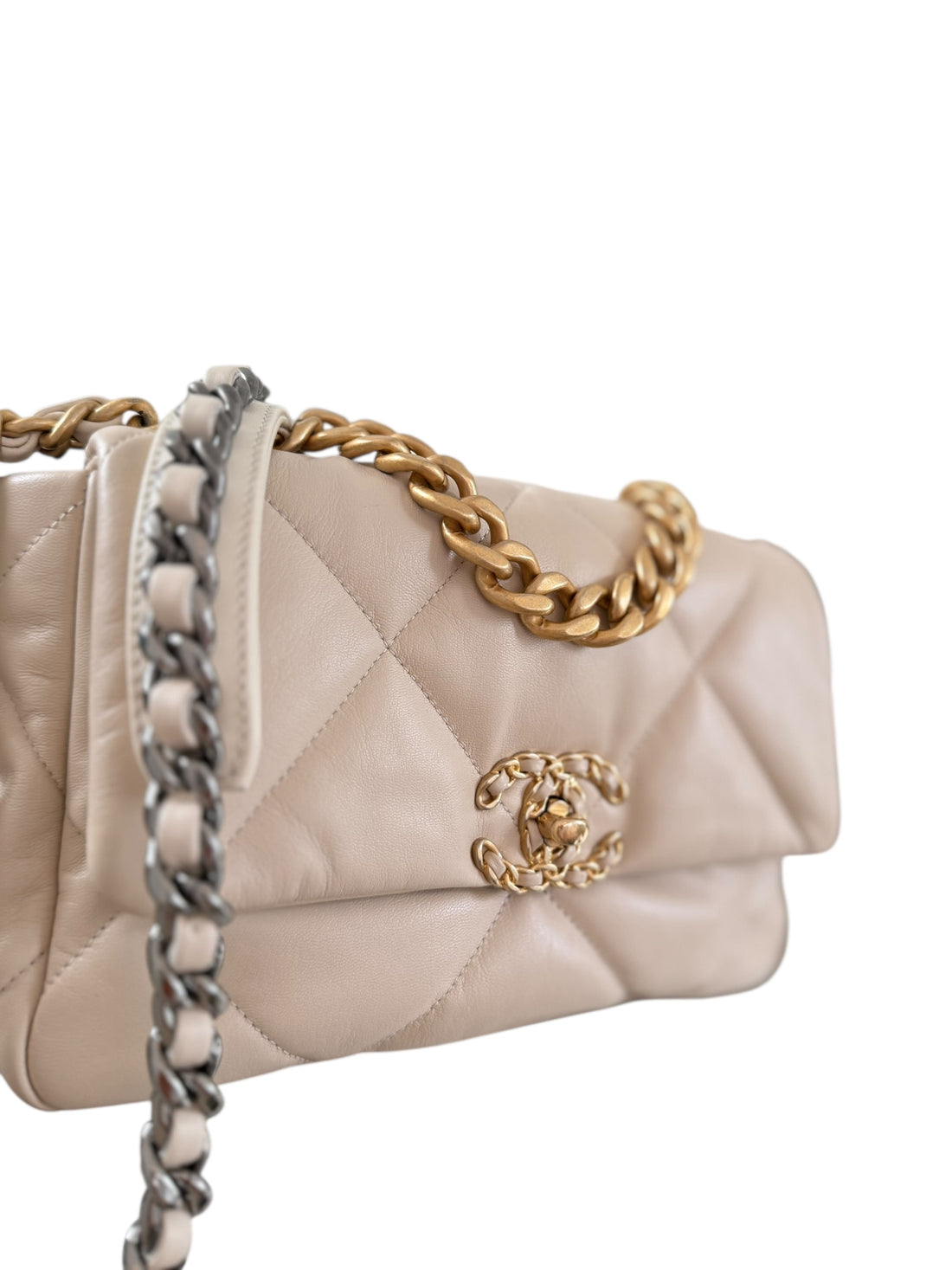 Chanel 19 small in lightbeige aus Lammleder