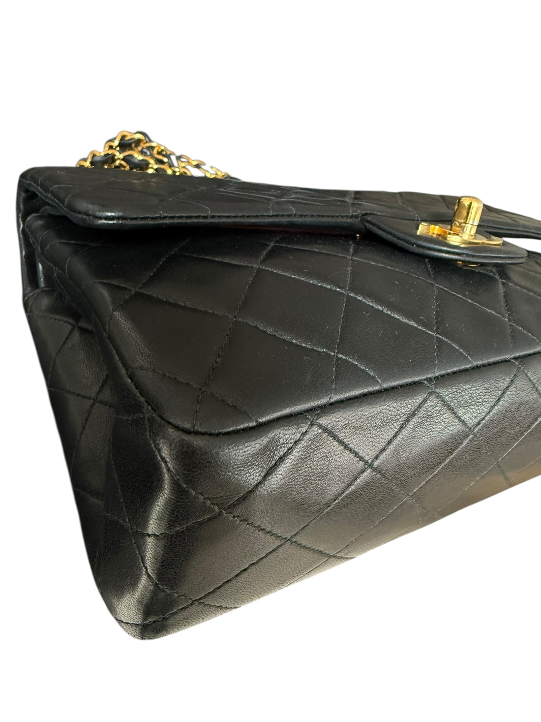 Chanel Medium Classic Double Flap Bag aus schwarzem Lammleder und goldfarbener Hardware