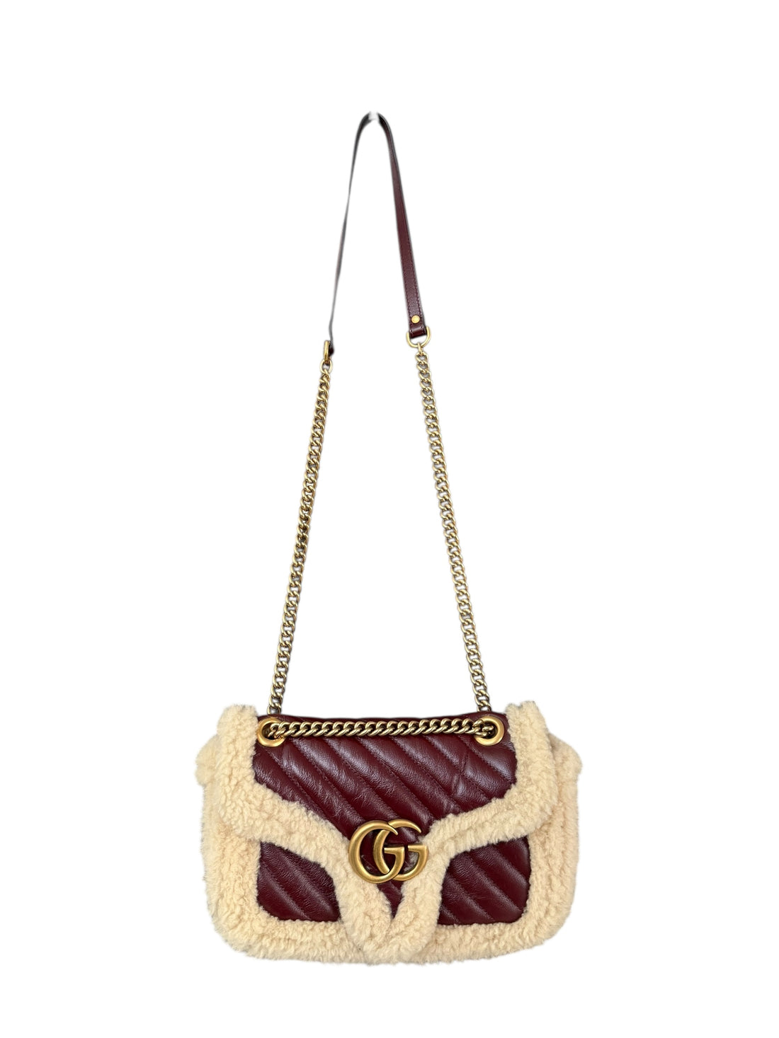 Gucci Marmont GG Schultertasche Shearling in bordeauxfarbenem Leder und Wollbesatz