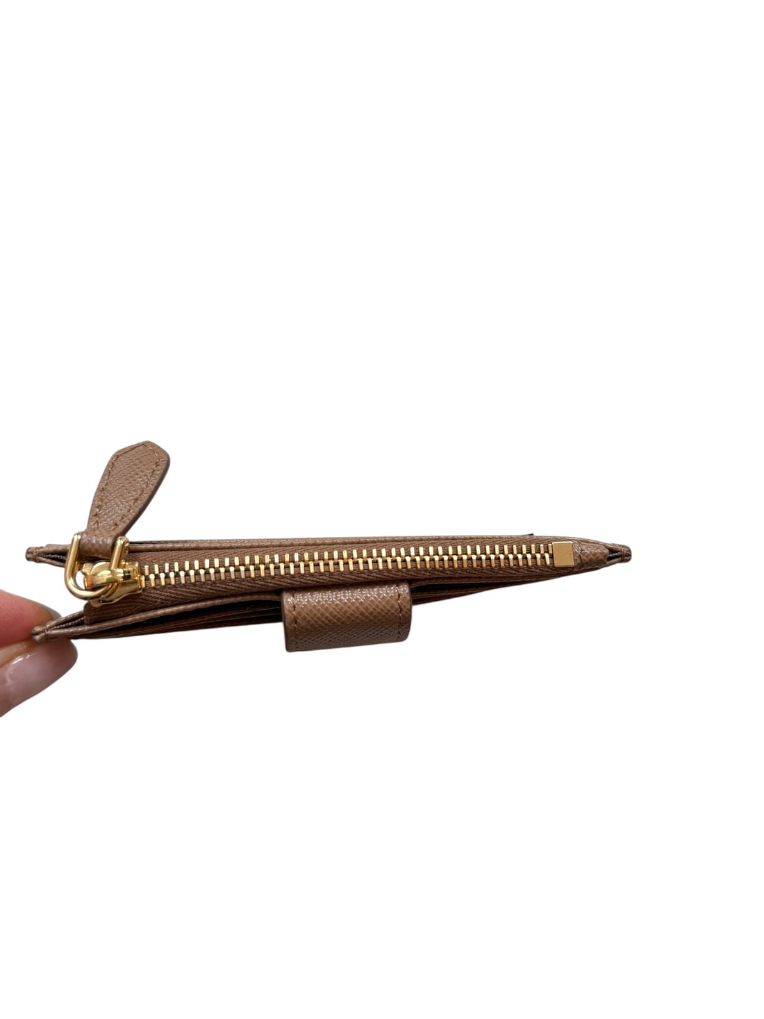 Prada Kartenetui aus Saffiano Leder in der Farbe Karamell aus der aktuellen Kollektion