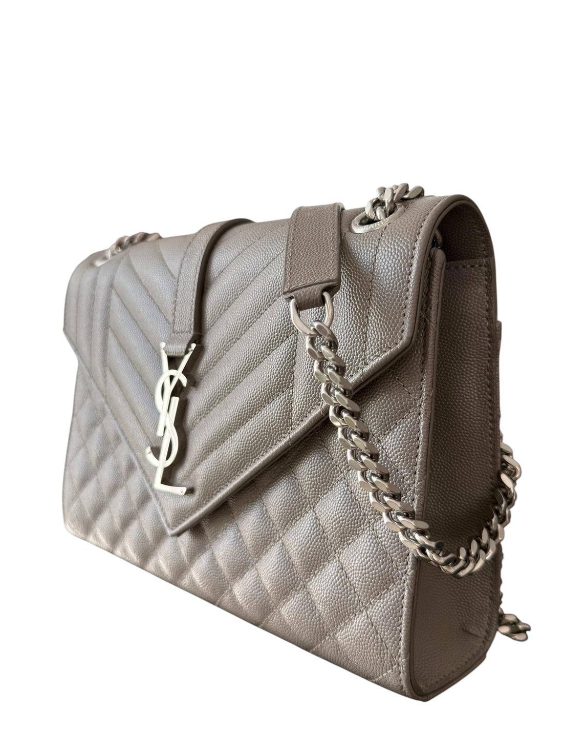 YSL Envelope Schultertasche aus Grain de Poudre-Leder Envelope Medium Mix Matelassé in der Farbe taupe/grau.