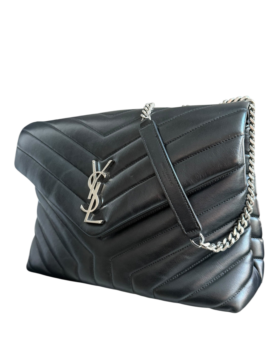 YSL Loulou Medium Tasche aus schwarzem Kalbsleder mit ineinandergreifenden YSL Initialen aus silberfarbenem Metall.