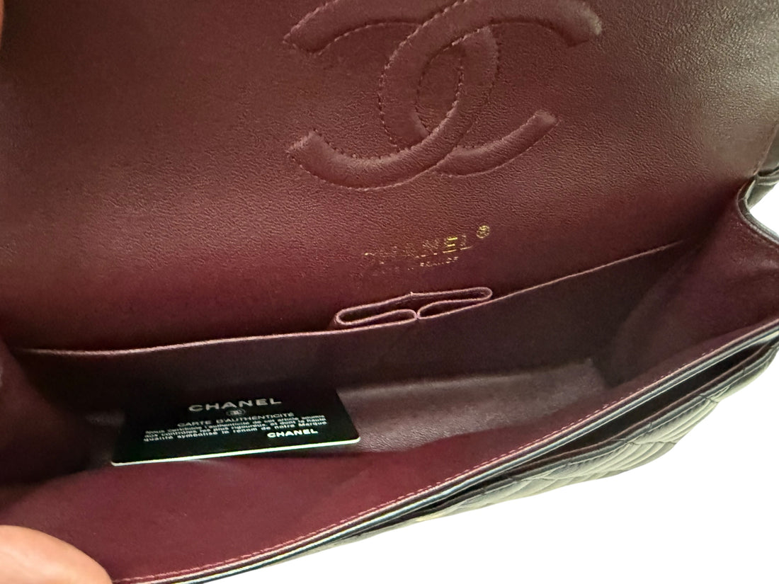 Chanel Classic Medium Timeless Double Flap Bag aus schwarzem Lammleder und goldfarbener Hardware