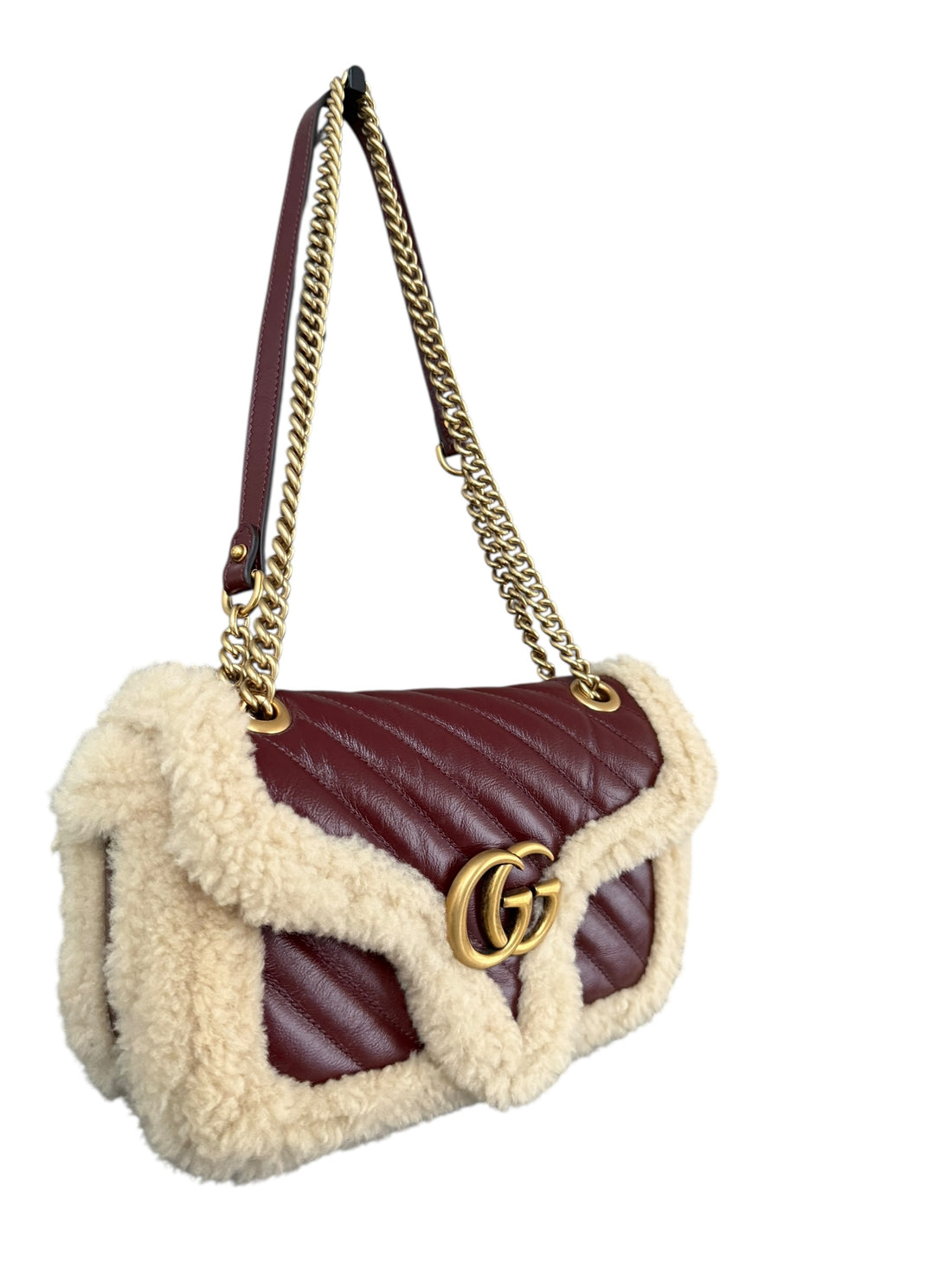 Gucci Marmont GG Schultertasche Shearling in bordeauxfarbenem Leder und Wollbesatz