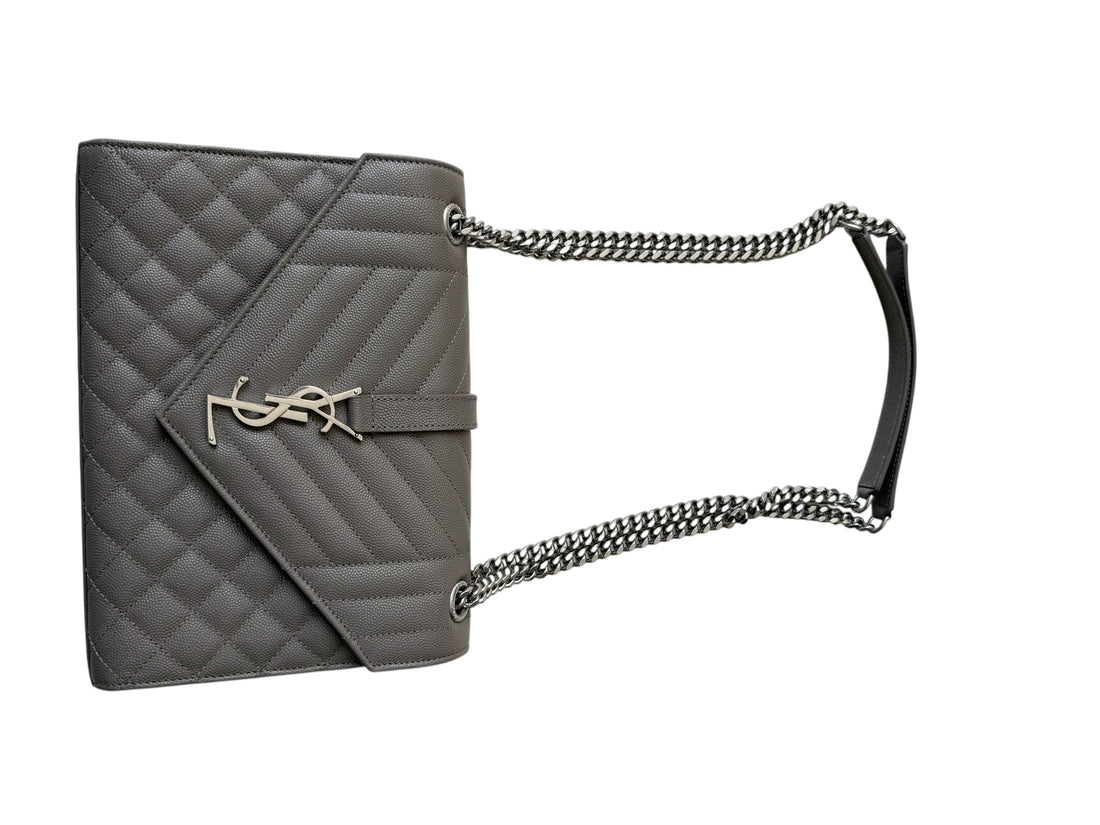 YSL Envelope Schultertasche aus Grain de Poudre-Leder Envelope Medium Mix Matelassé in der Farbe taupe/grau.