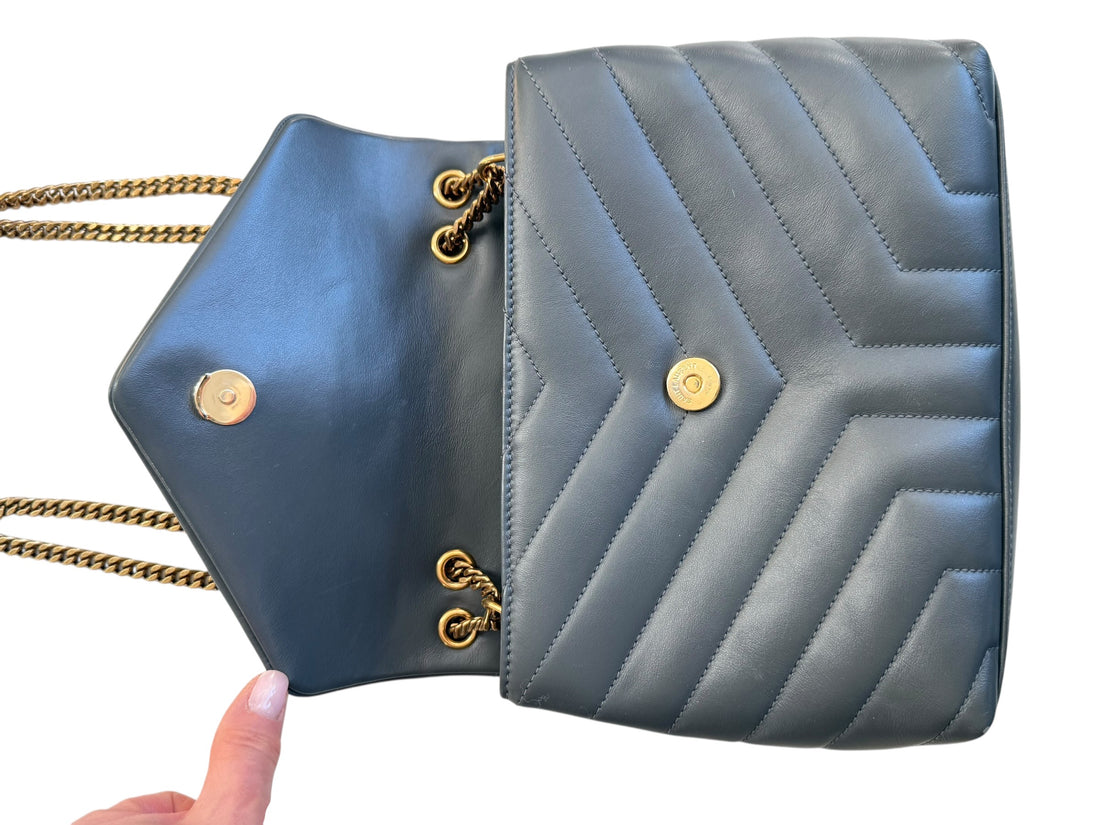 YSL Saint Laurent Loulou small grau mit goldfarbener Hardware