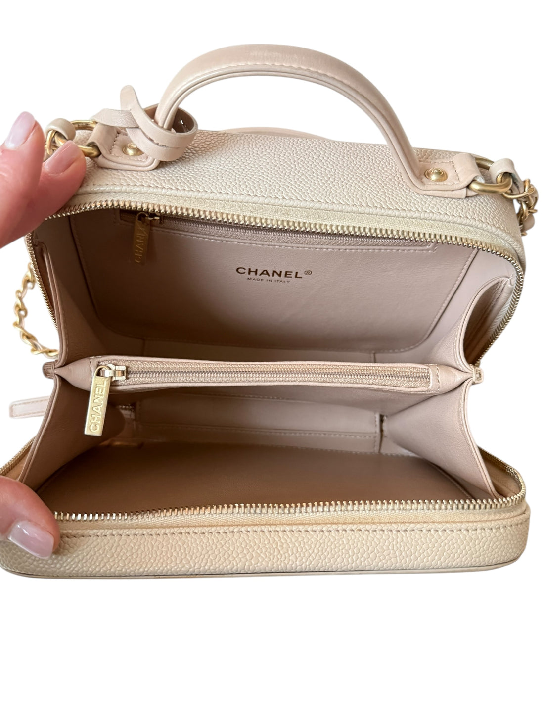 Chanel Vanity Case Medium aus strapazierfähigem Caviar-Leder in Beige