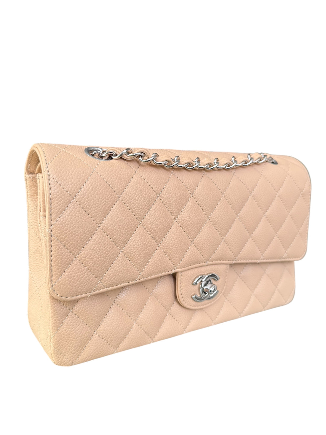 Chanel Classic Medium Double Flap Bag aus beigefarbenem Kaviar Leder und silberfarbener Hardware.