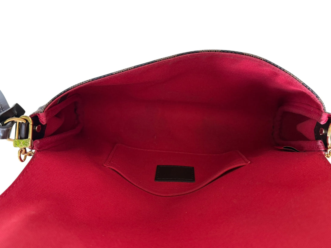 Louis Vuitton Favorite in Damier Ebene mit abnehmbarer Kette und abnehmbaren Schulterriemen.