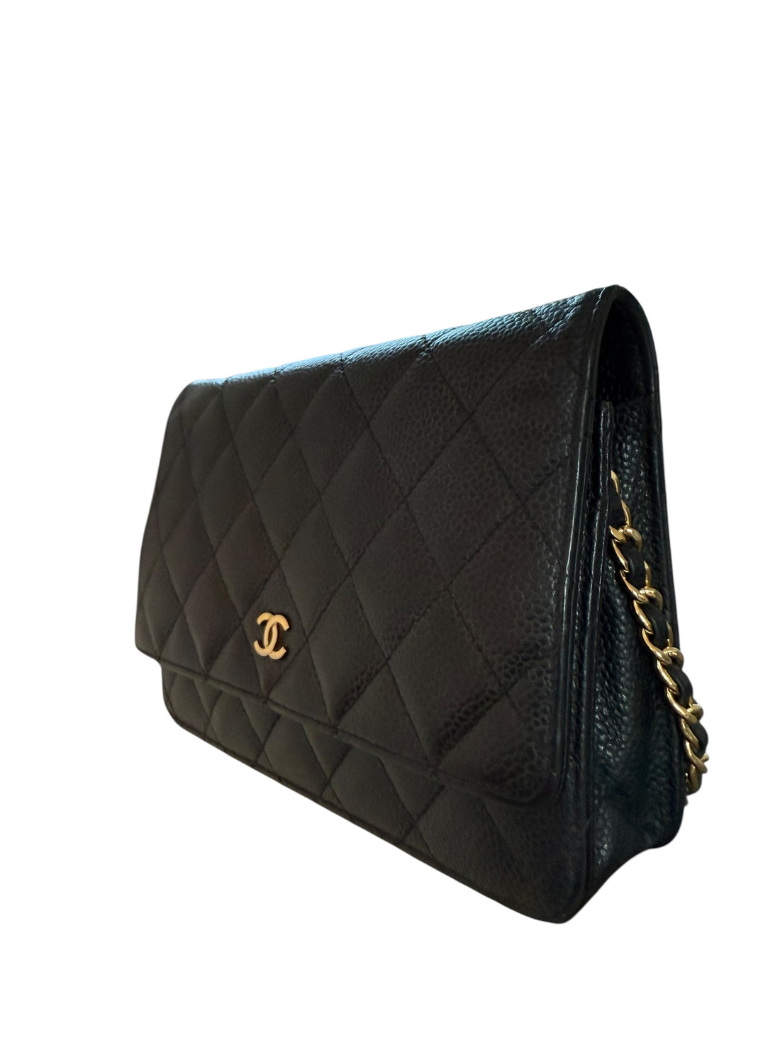 CHANEL WOC Wallet on Chain aus schwarzem Kaviarleder und goldfarbener Hardware.