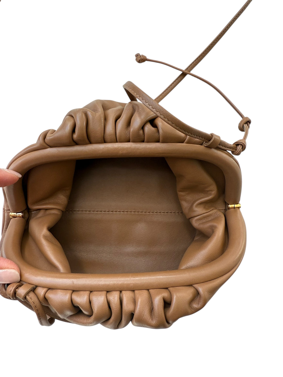 BOTTEGA VENETA - Mini Pouch Bag in Haselnussbraun. Weiches Lammleder und goldfarbene Hardware