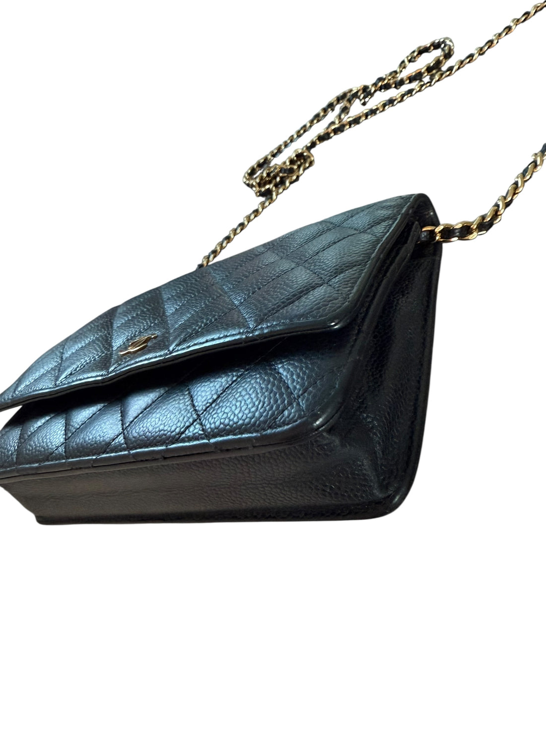 CHANEL WOC Wallet on Chain aus schwarzem Kaviarleder und goldfarbener Hardware.