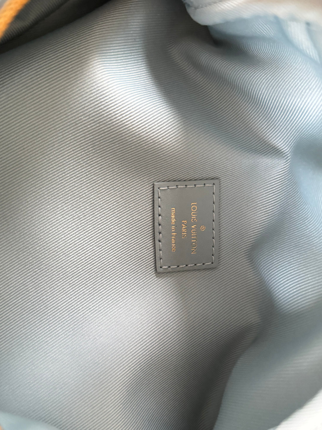 Louis Vuitton Bumbag New Wave in der Farbe Eisblau