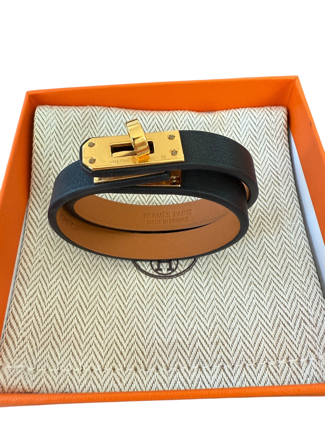 Hermès Double-Tour-Armband aus schwarzem Kalbsleder und goldfarbenen Kelly Schliesse