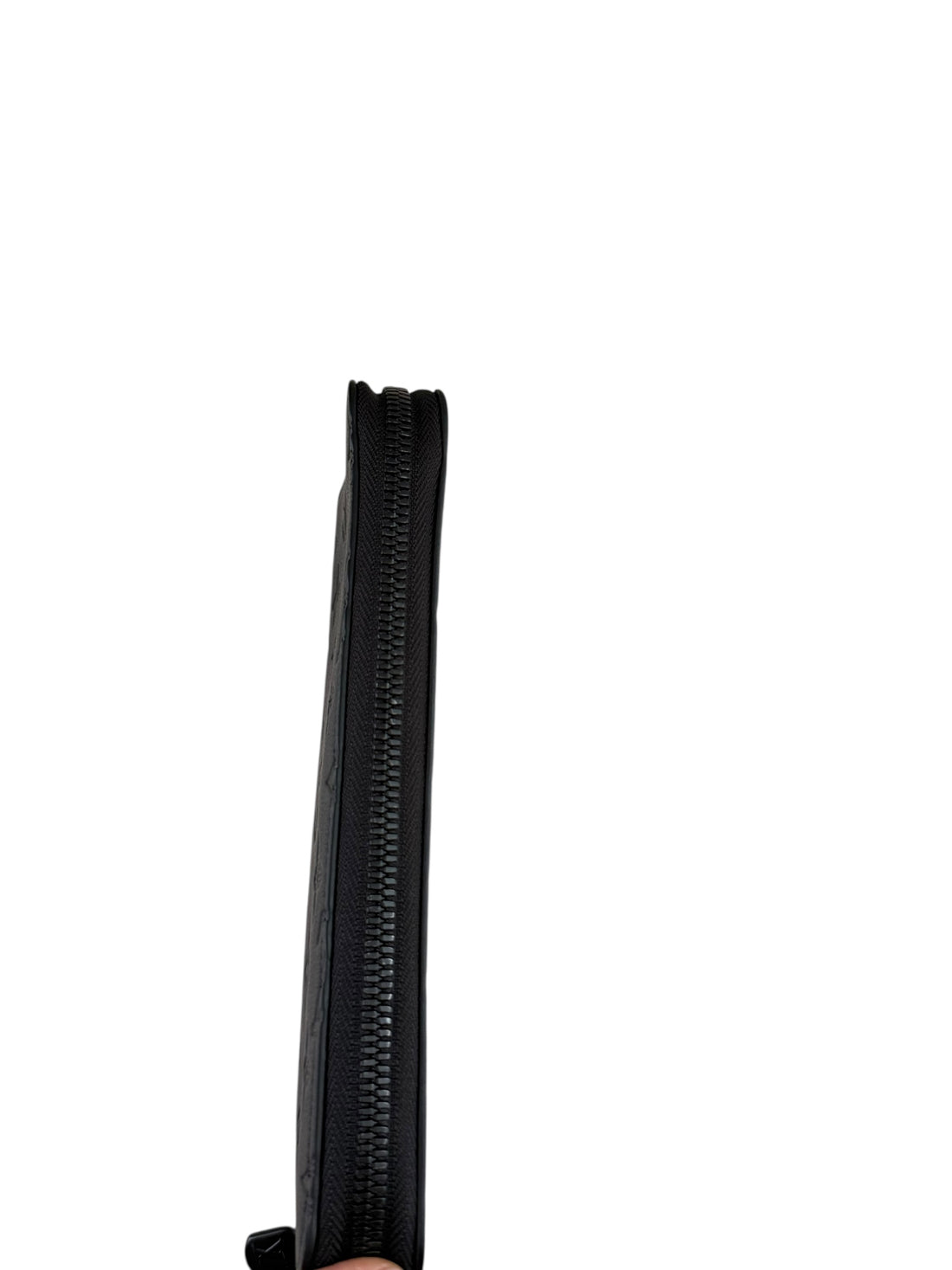 Louis Vuitton Zippy Geldbörse Horizontal aus schwarzem Shadow Monogram Leder.