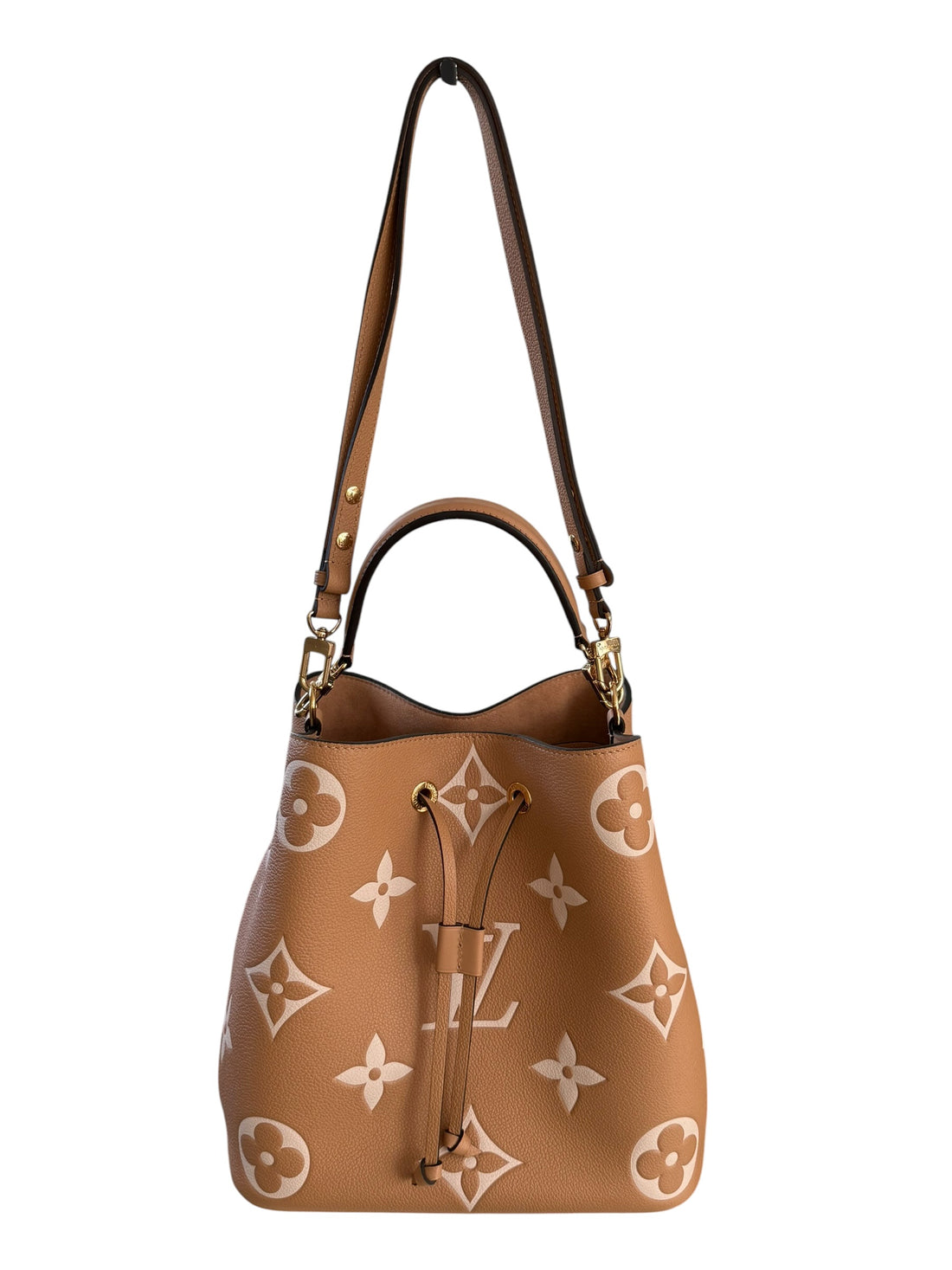 LOUIS VUITTON Empreinte Monogram Giant Neonoe MM in Arizona Beige mit abnehmbarer Pochette.