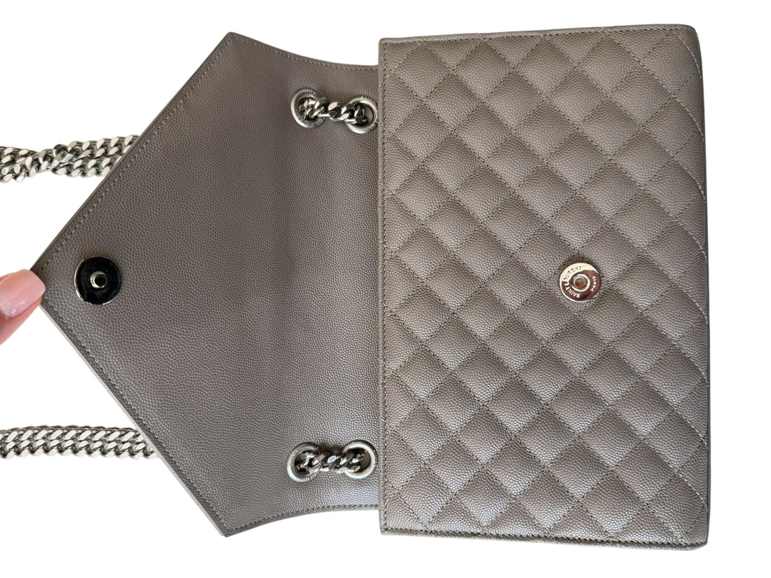 YSL Envelope Schultertasche aus Grain de Poudre-Leder Envelope Medium Mix Matelassé in der Farbe taupe/grau.