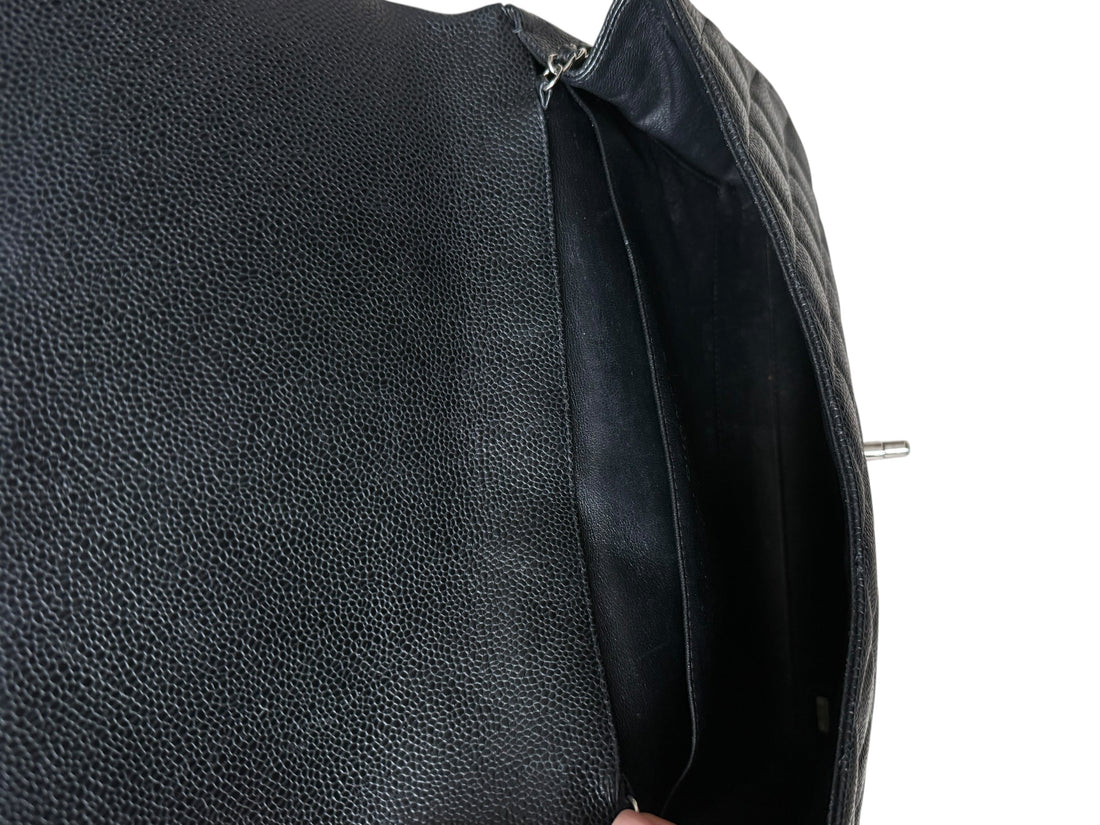 Chanel Classic Timeless Single Flap Bag Clutch aus schwarzem Kaviarleder und silberfarbener Hardware.