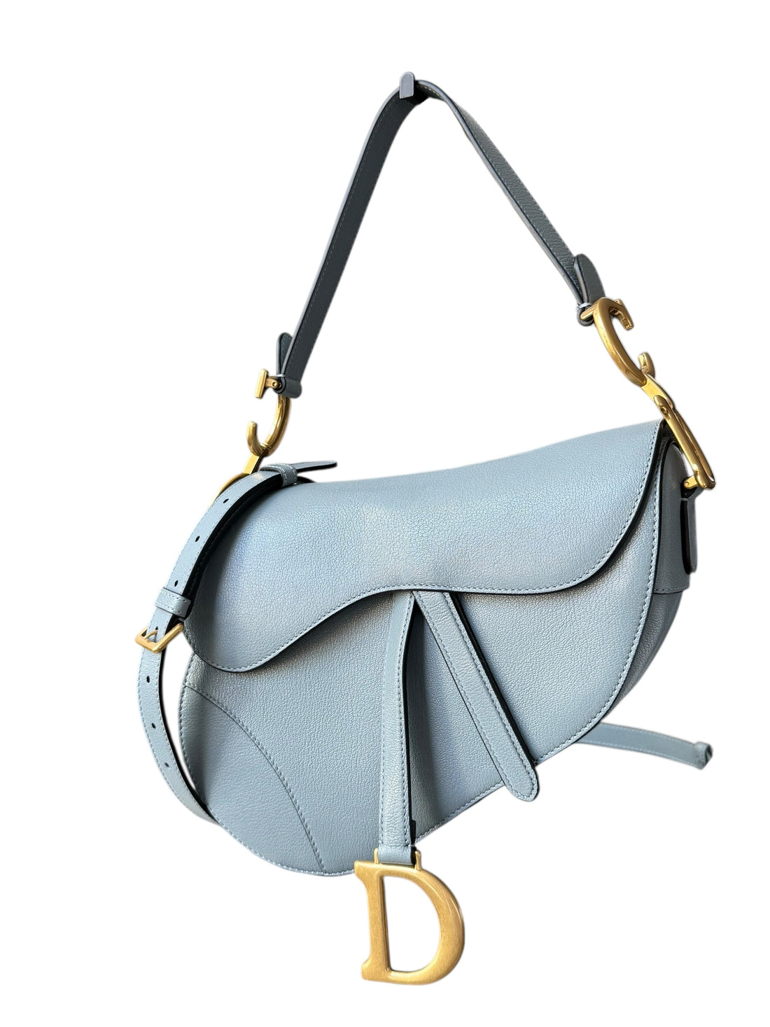 Christian DIOR Saddle Bag mit Trageriemen aus genarbtem Kalbsleder in der Farbe Wolkenblau. Goldfarbene Hardware.